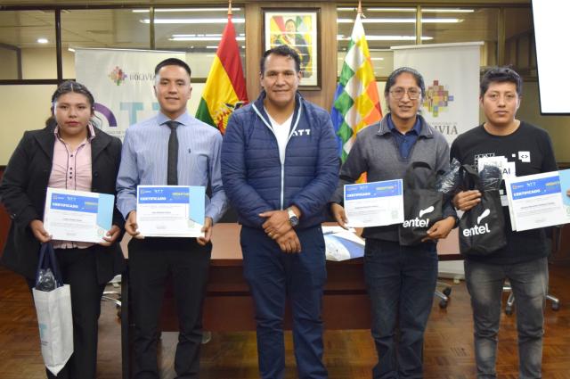 La ATT premia a jóvenes innovadores en el Día Mundial de las Telecomunicaciones Aplicaciones para educación, servicio al cliente y seguridad en línea fueron las innovaciones ganadoras del Hackathon Code.ATT V2.0