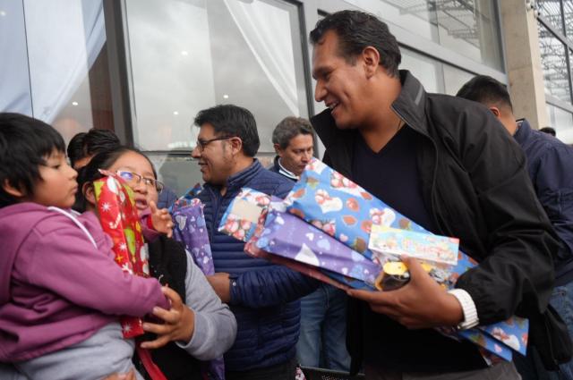 ATT regala miles de sonrisas como resultado de la campaña solidaria de Navidad