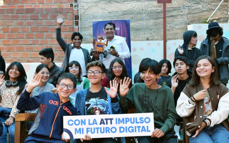 La ATT une esfuerzos por la alfabetización digital y el desarrollo tecnológico en unidades educativas del país